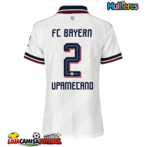 Camisa de Futebol Bayern Munich Dayot Upamecano #2 Equipamento Secundário Mulheres 2026-27 Manga Curta